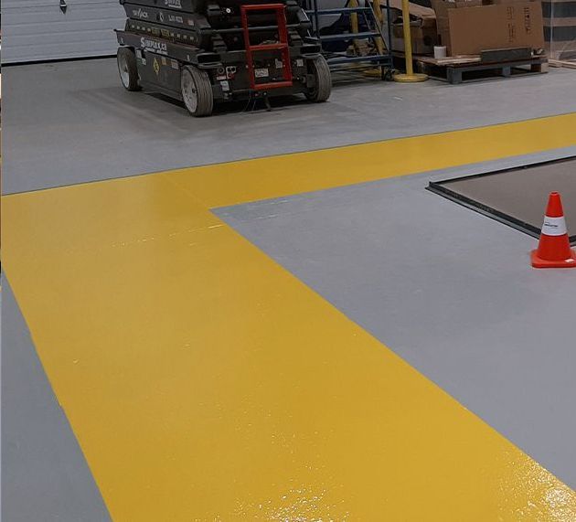 Un entrepôt avec une ligne jaune sur le sol