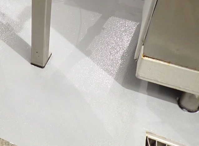 Un gros plan d'une surface blanche avec une ombre dessus.