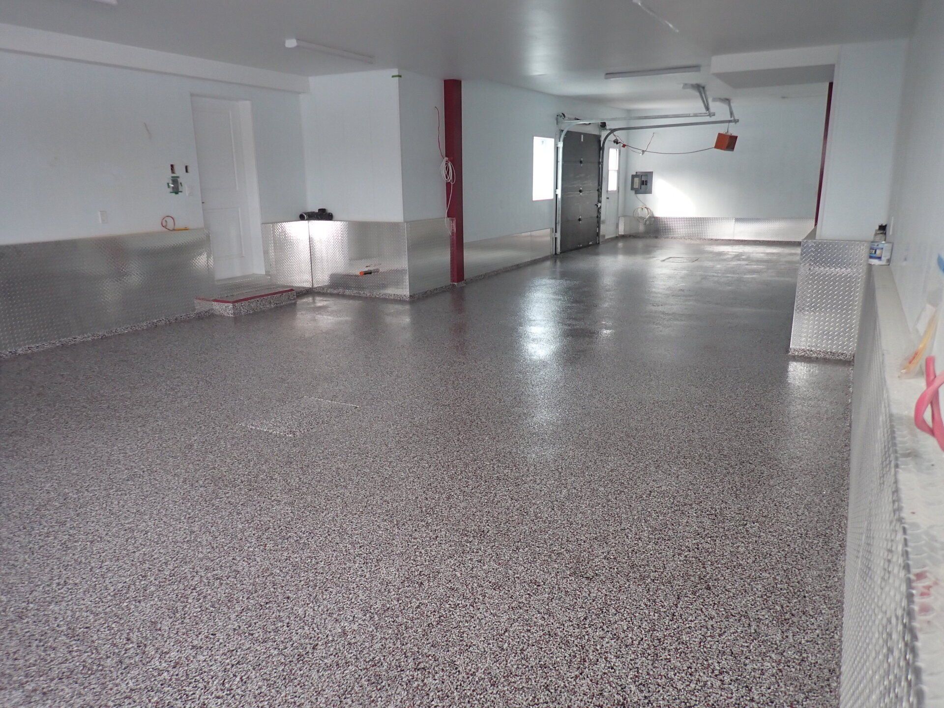 Une grande pièce vide avec un sol violet et des murs blancs