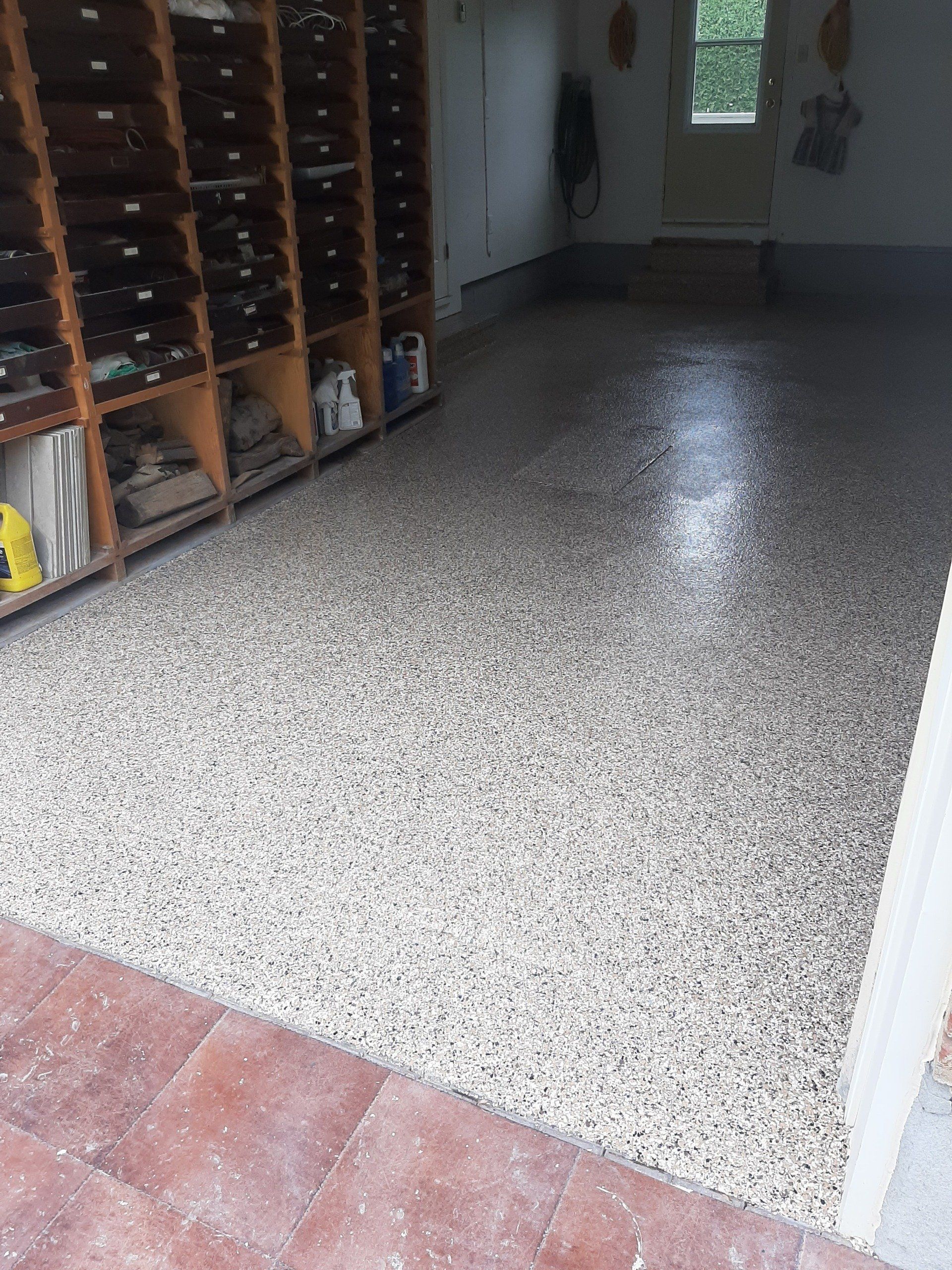 Un garage avec beaucoup d'étagères et un sol brillant