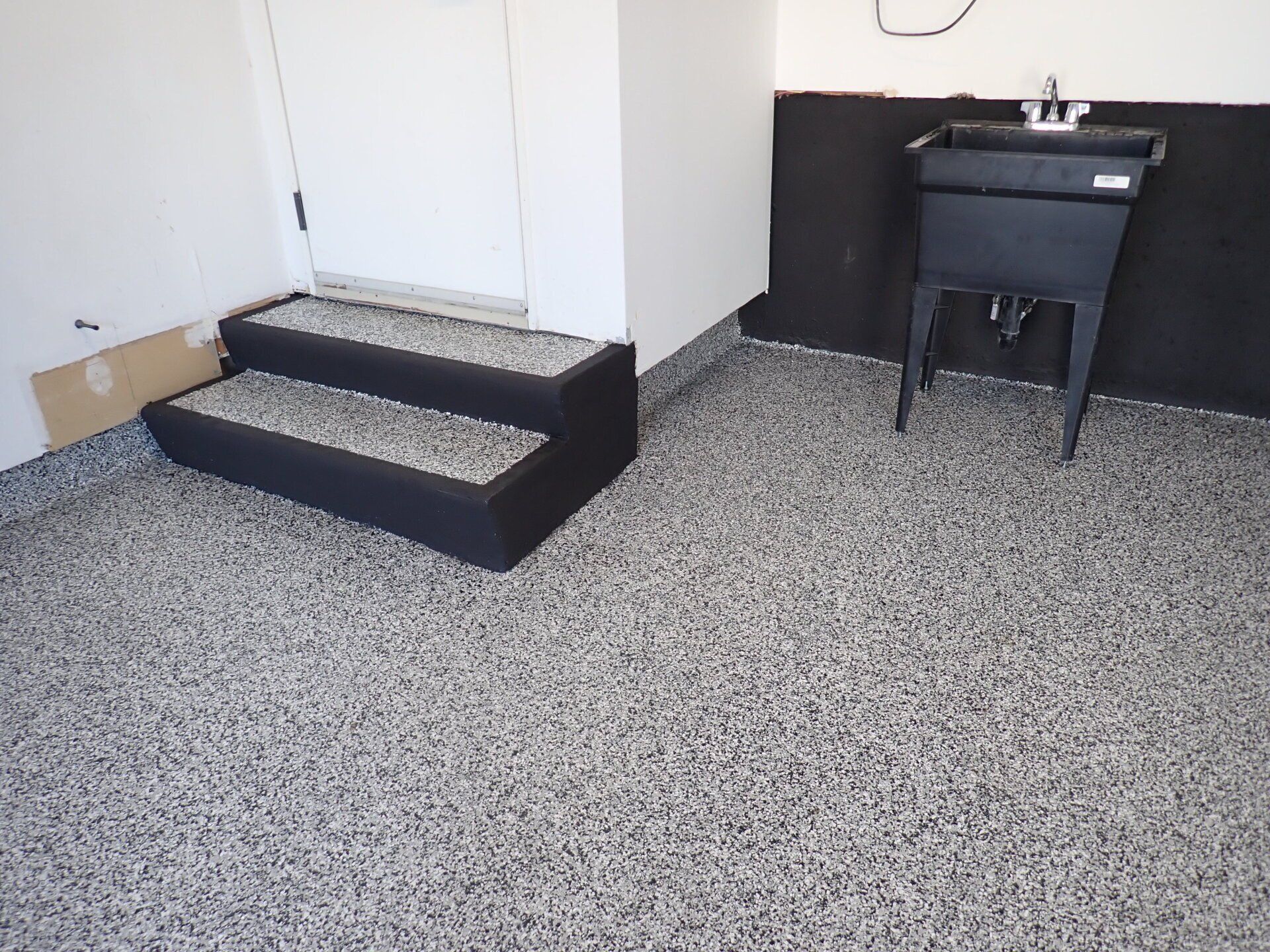 Une salle de bain avec un lavabo et des escaliers