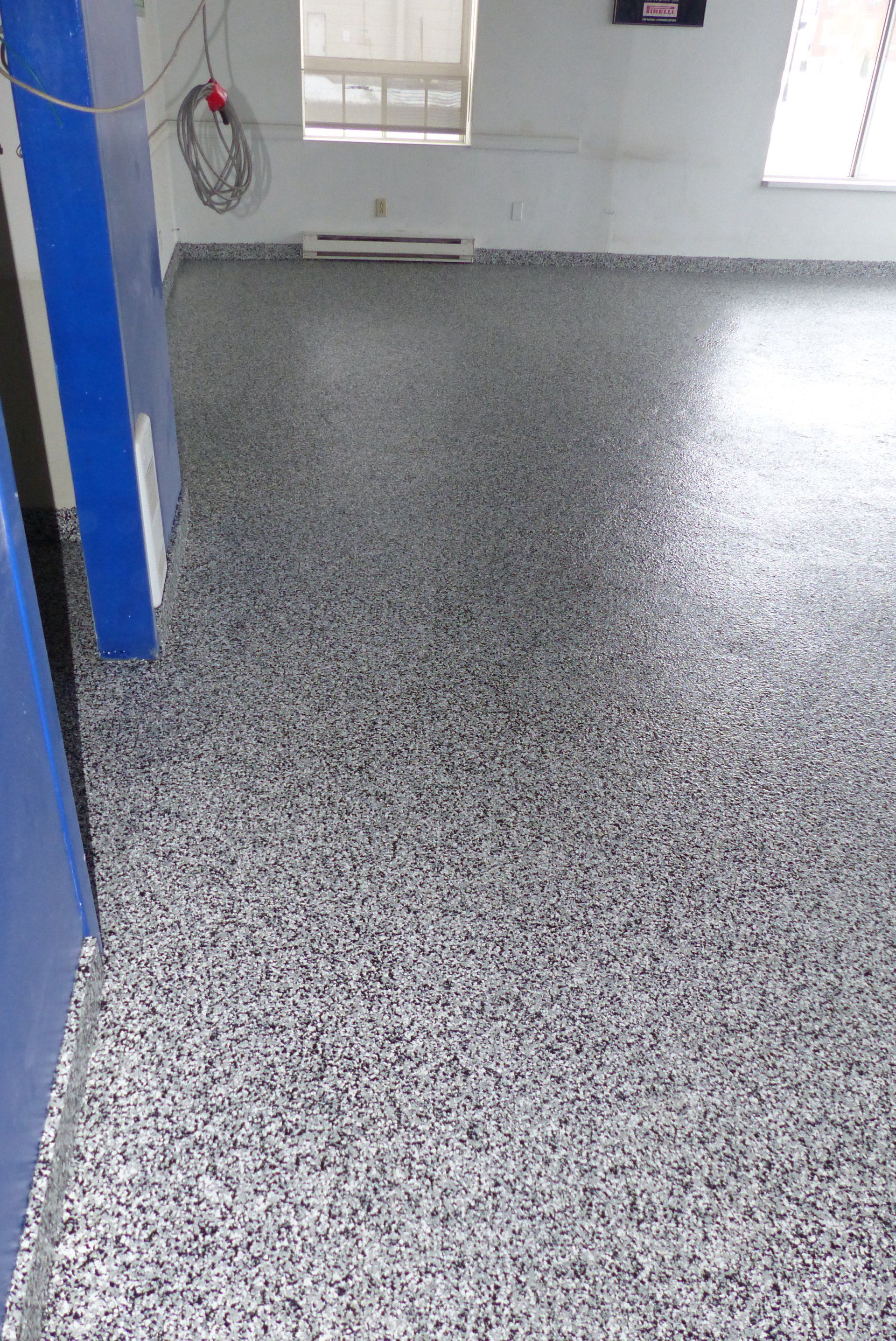 Un sol de garage avec beaucoup de petites pierres dessus.