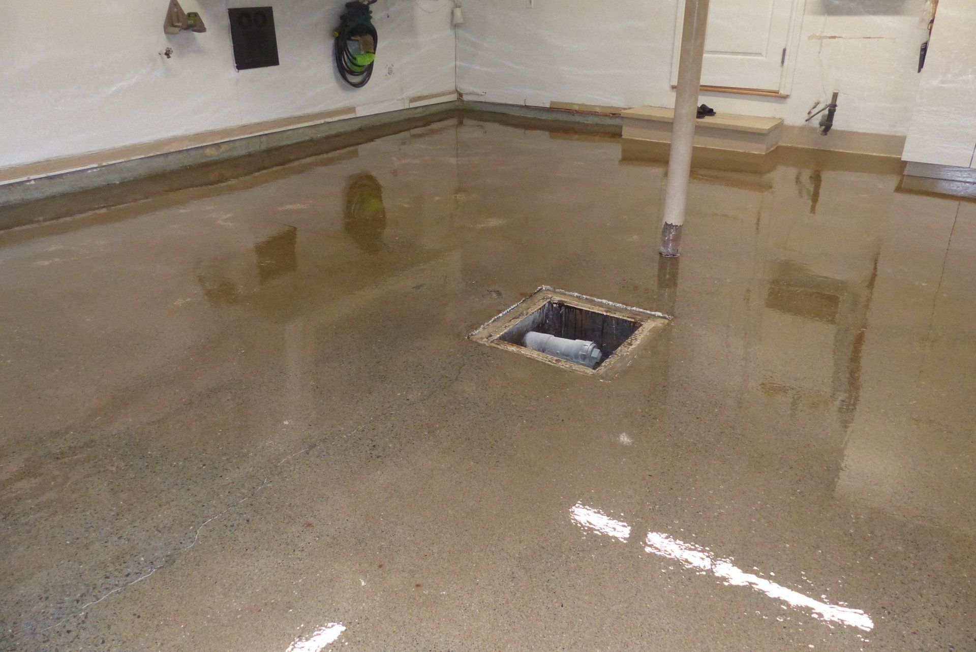 Un sous-sol inondé avec un trou dans le sol