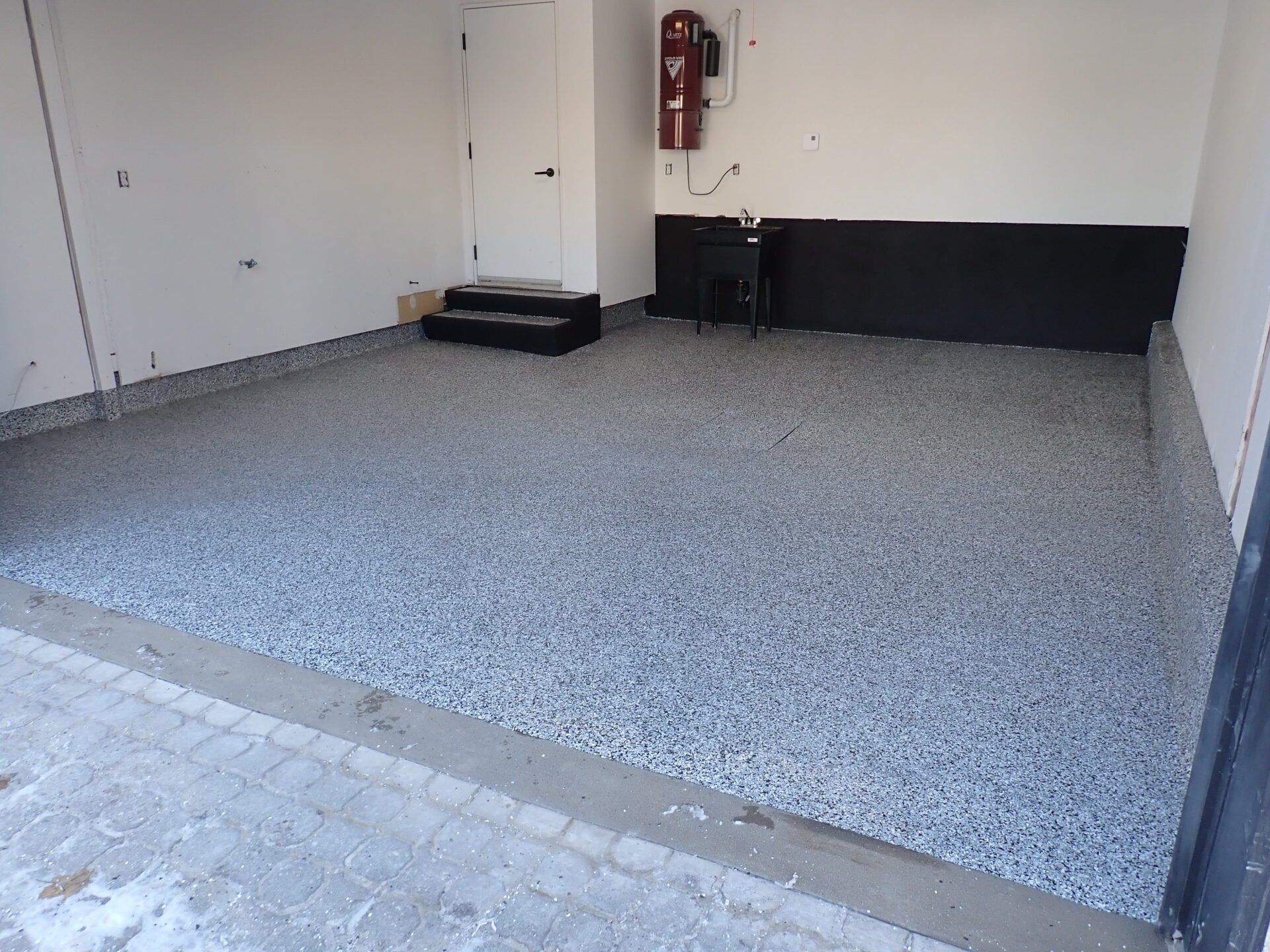 Il y a un extincteur sur le mur du garage.