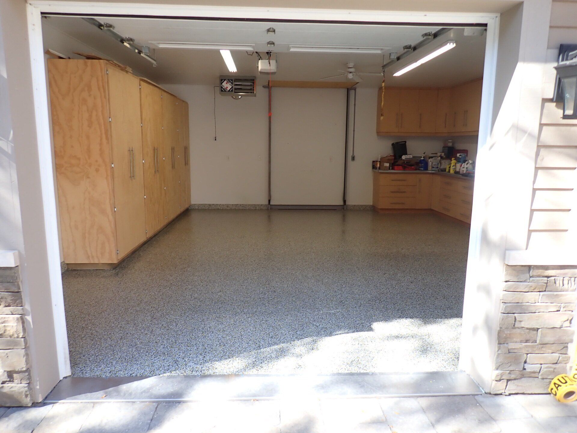 Un garage avec la porte ouverte et beaucoup d'armoires