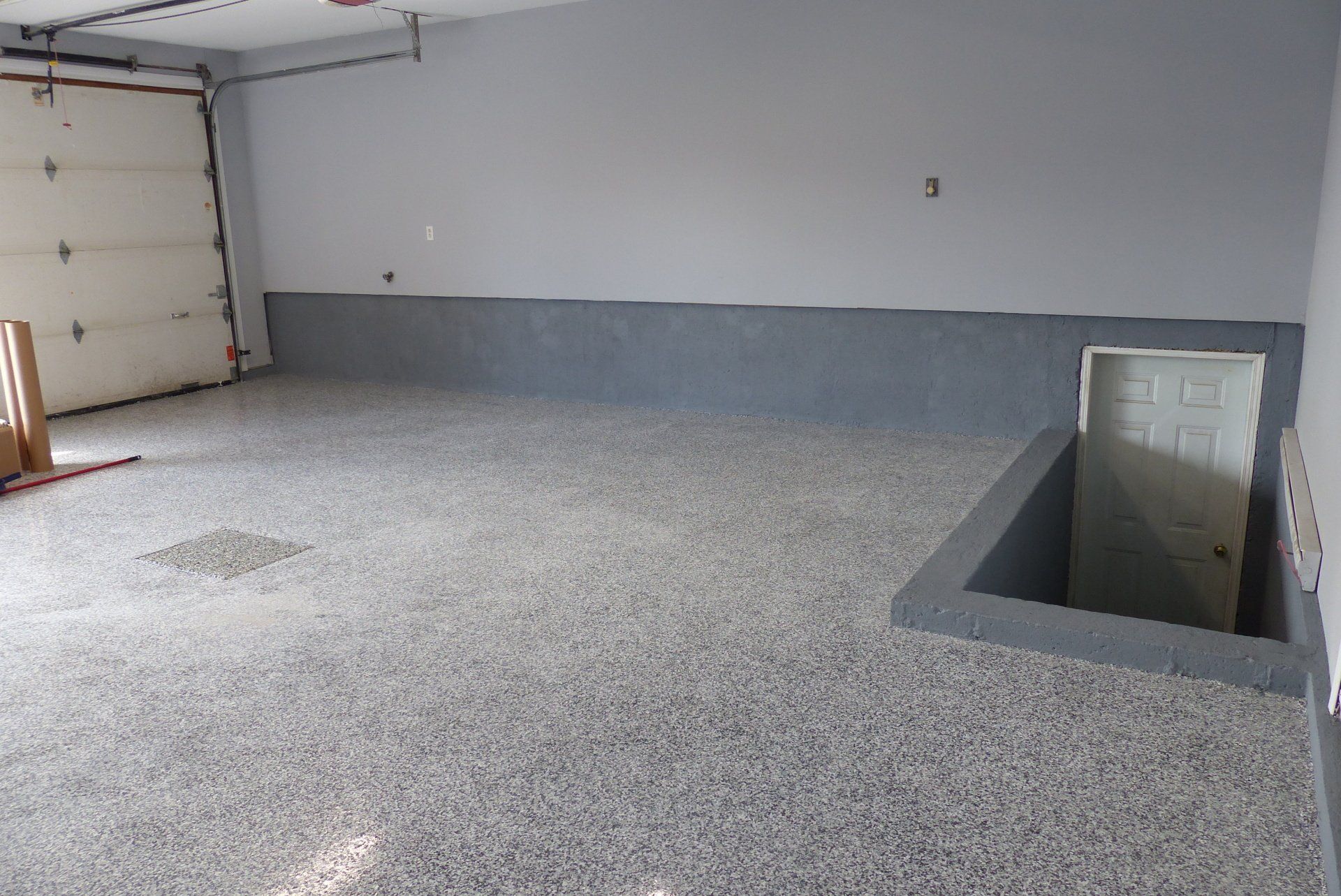 Un garage vide avec une porte ouverte