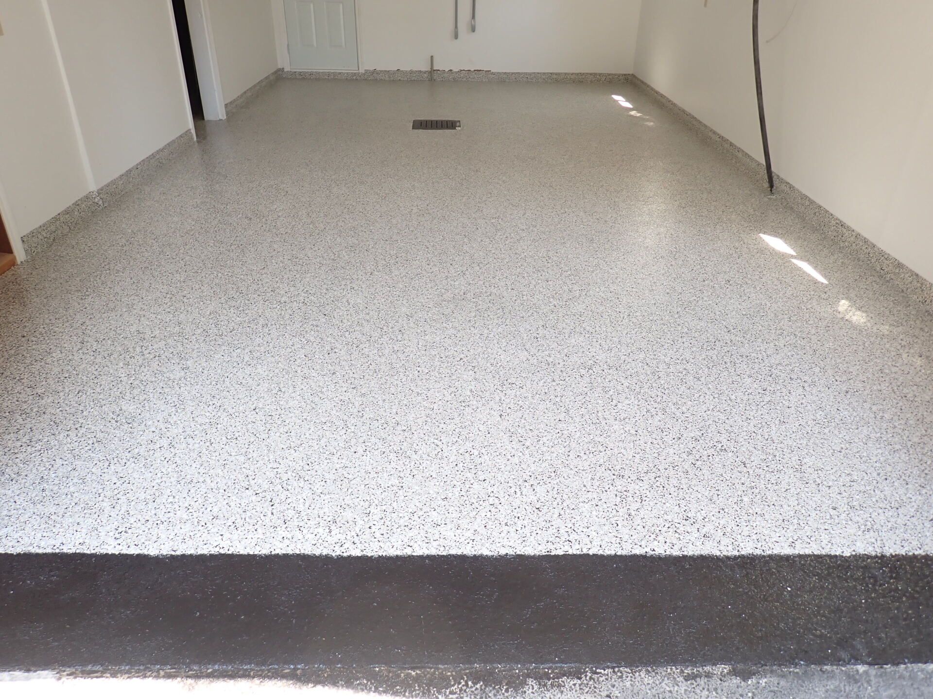 Un sol de garage blanc avec une bordure noire