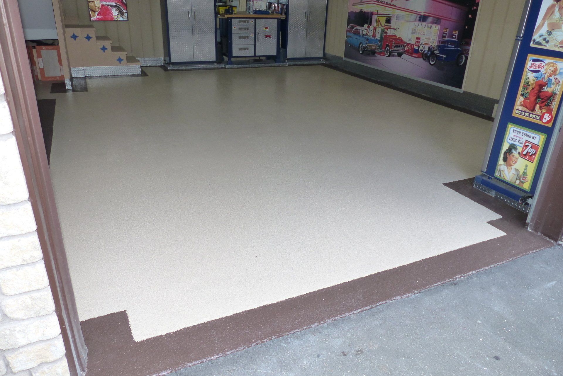 Un garage avec un sol blanc et une bordure marron