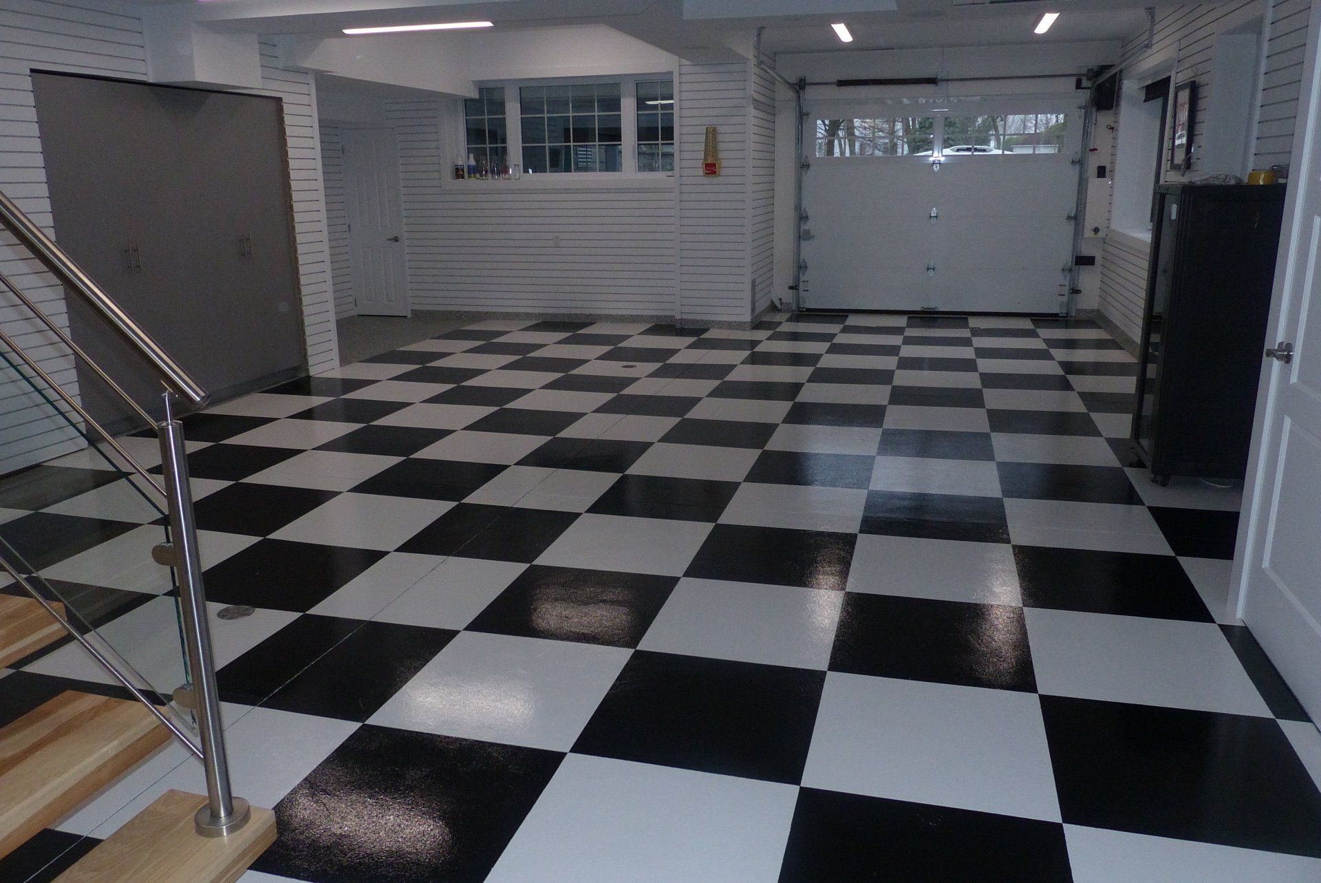 Un sol à carreaux noir et blanc dans un garage