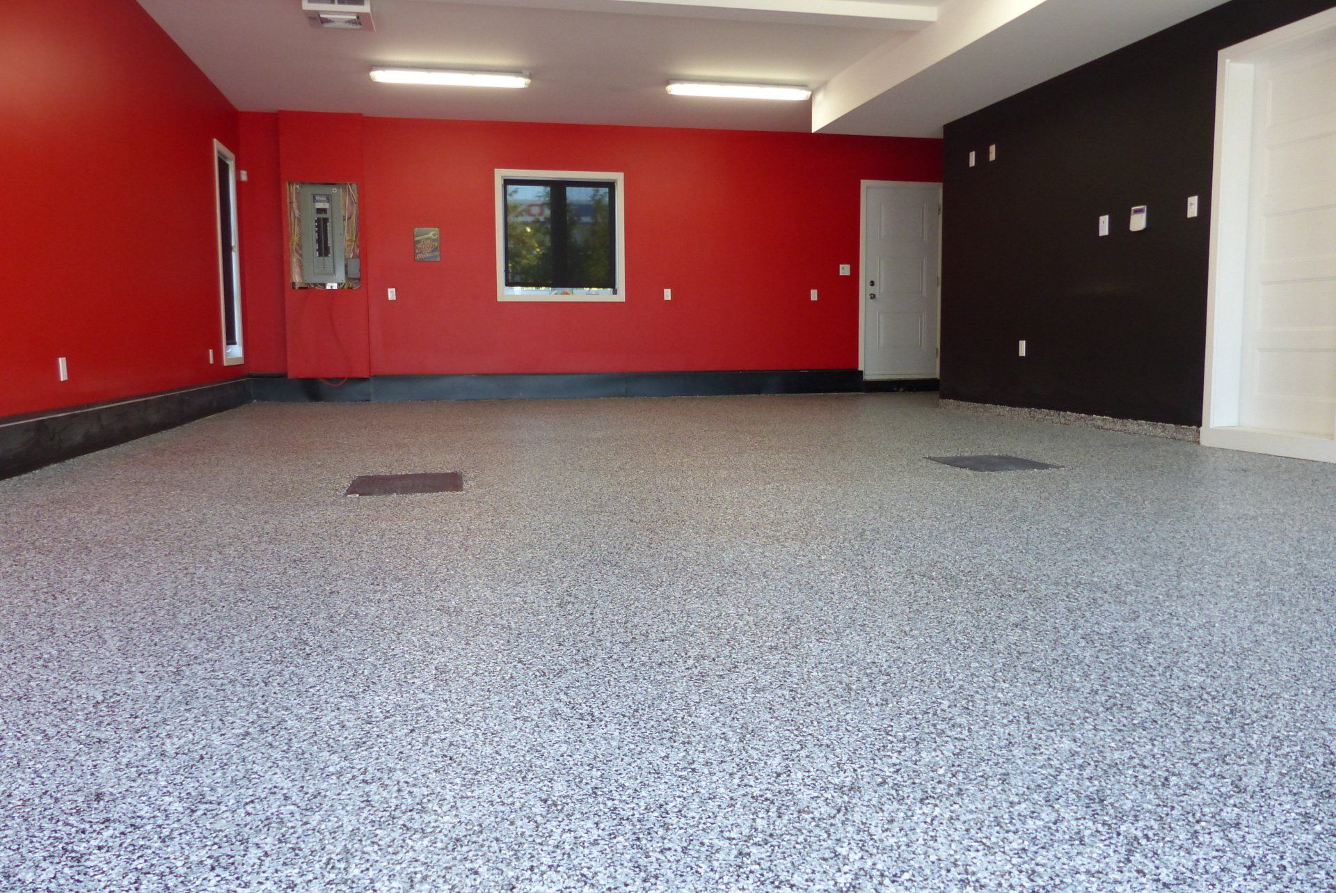 Un garage aux murs rouges et au sol gris