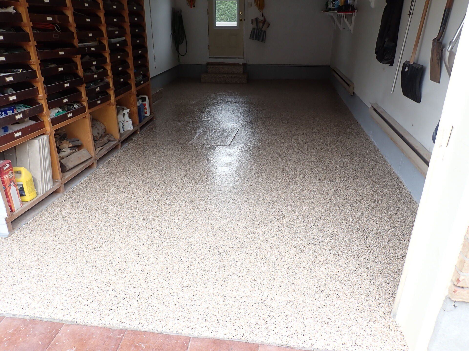 Un garage avec beaucoup d'étagères et un sol brillant