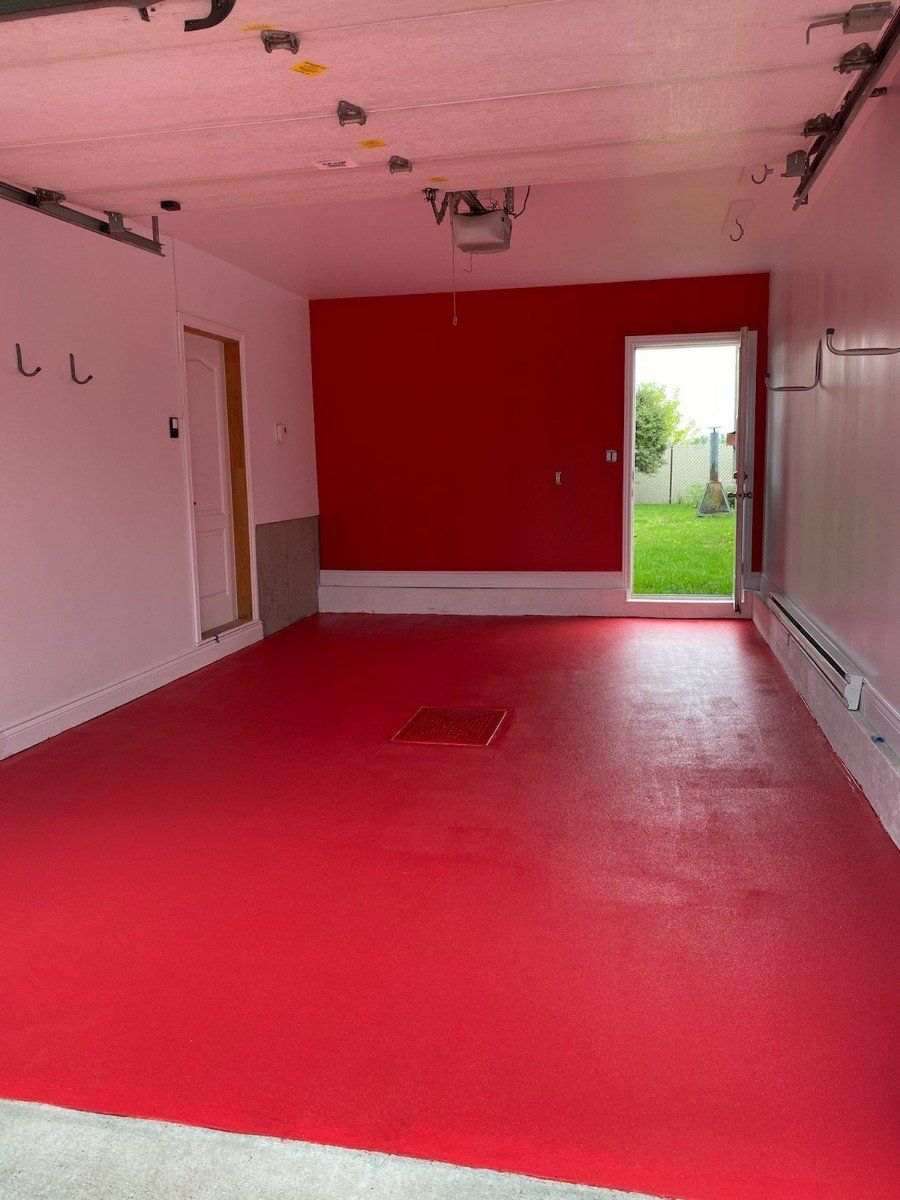 Un garage avec un sol rouge et des murs rouges.