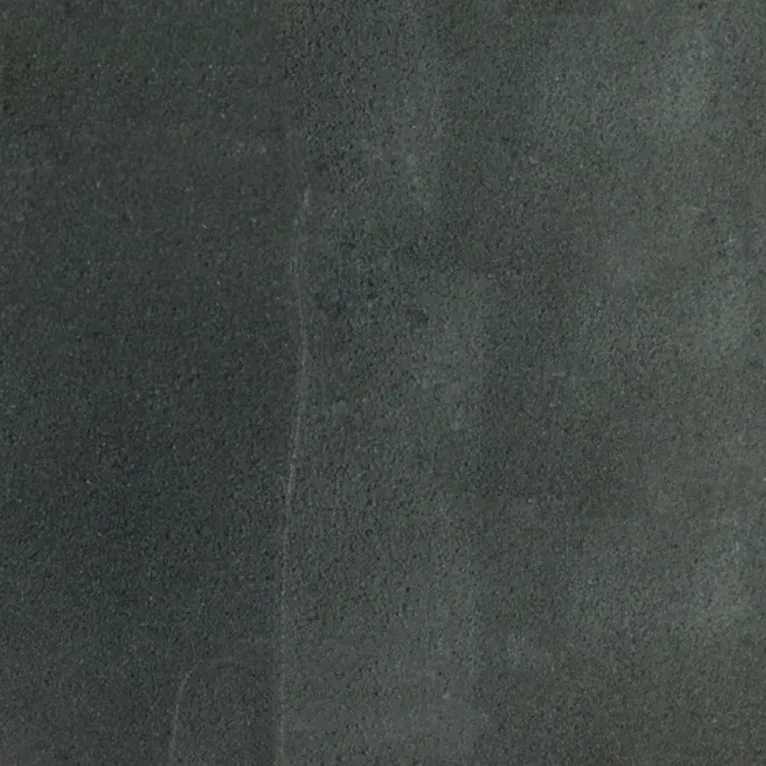 Un gros plan d'une tuile noire avec une texture granuleuse.