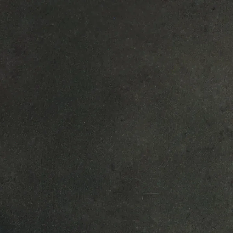 Un gros plan d'une tuile noire avec une texture granuleuse.