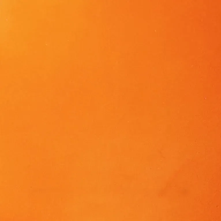 Un gros plan d'un fond orange vif.