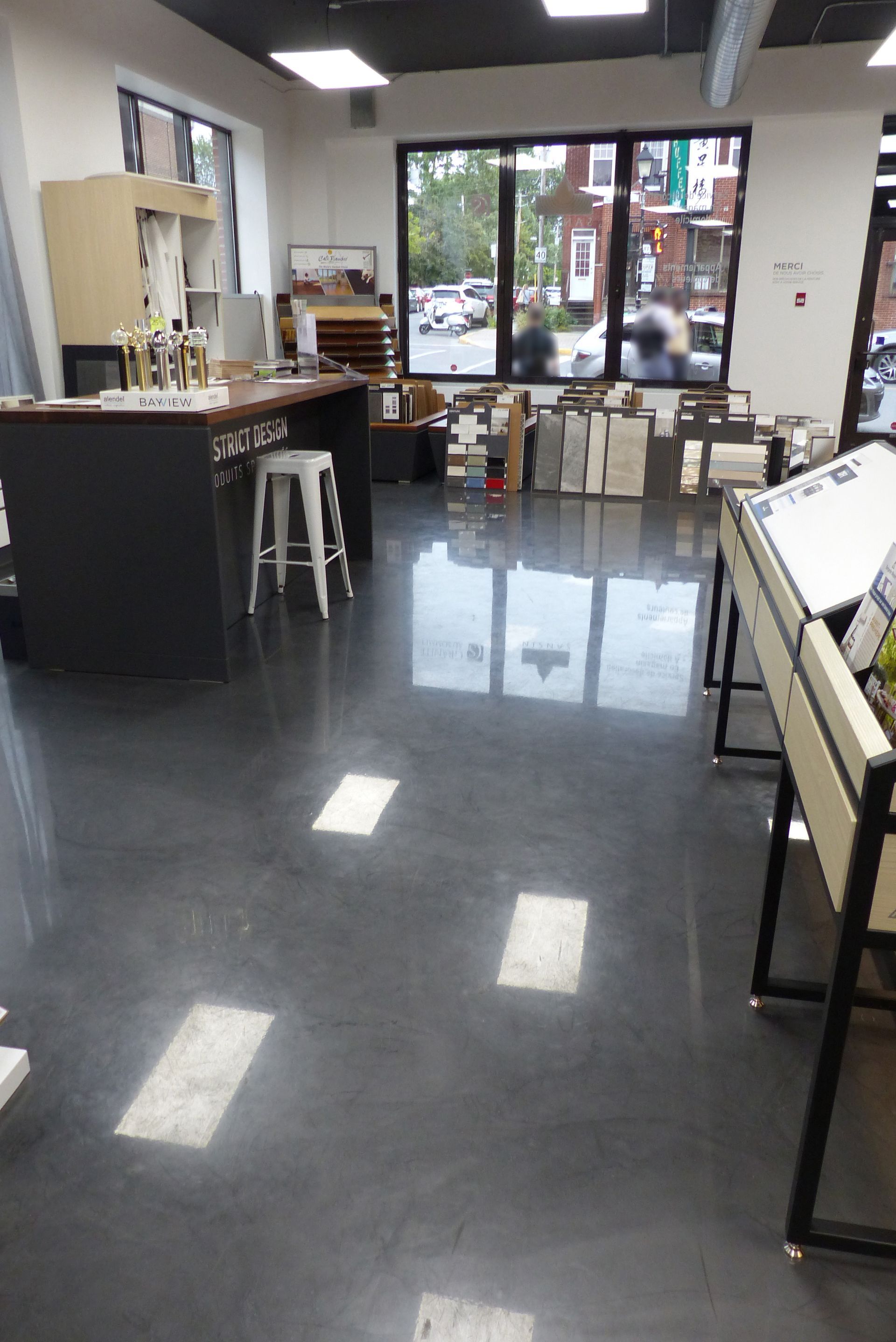 Une grande pièce avec beaucoup de meubles et beaucoup de fenêtres.