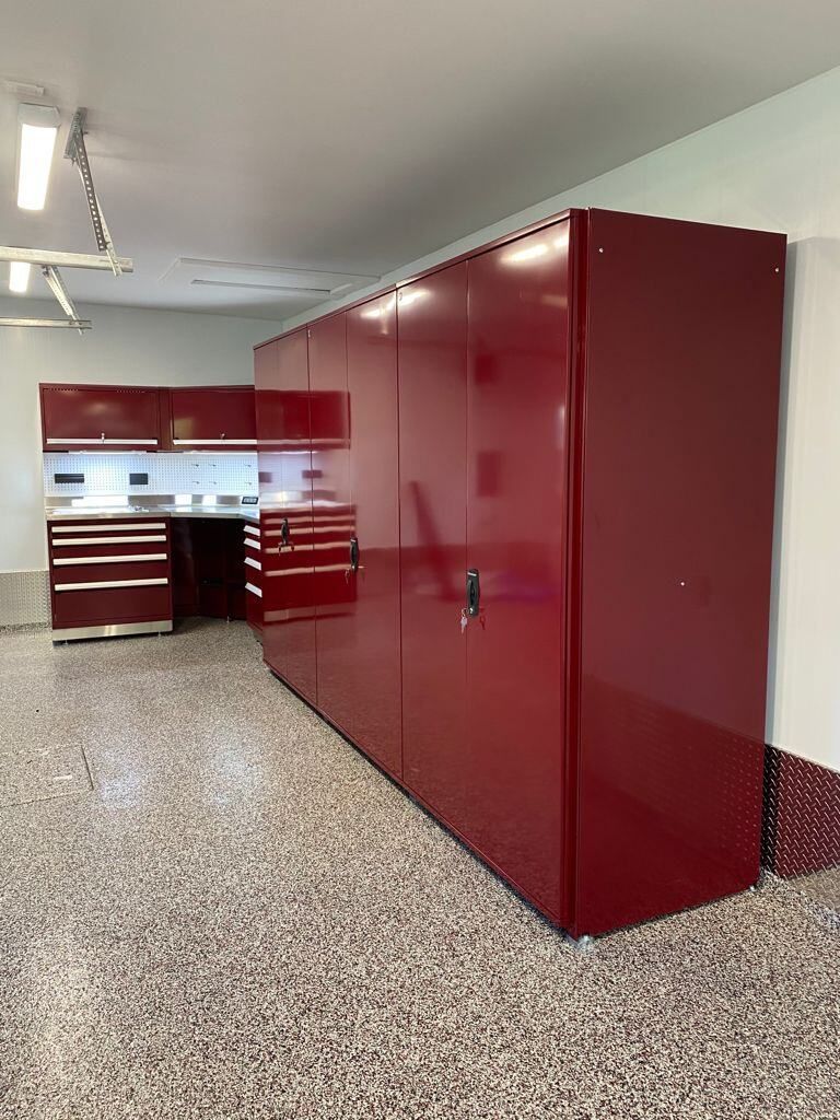 Armoires de garage et poste de travail en métal rouge dans un garage.