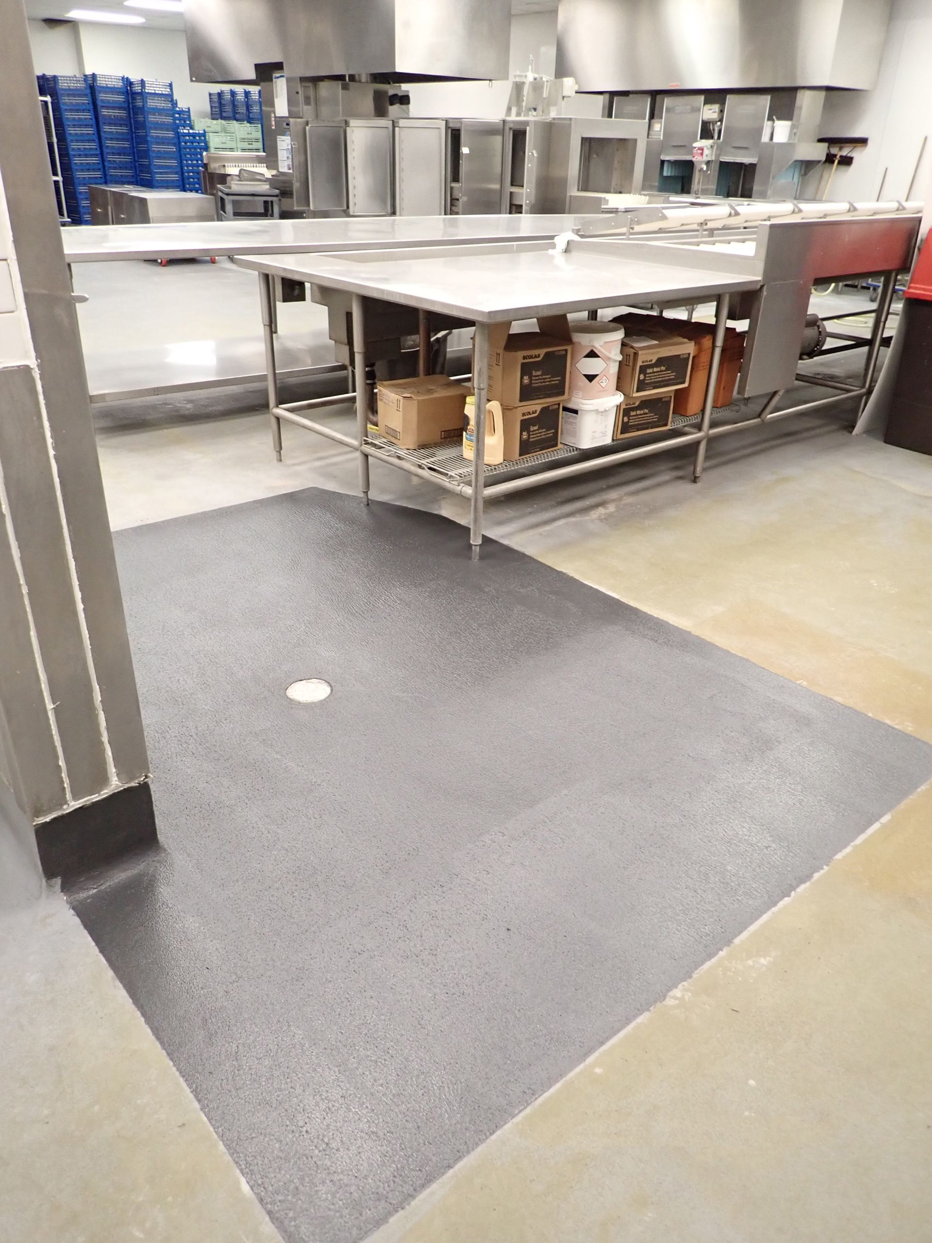 Une cuisine avec des appareils électroménagers en acier inoxydable et des boîtes sur les étagères