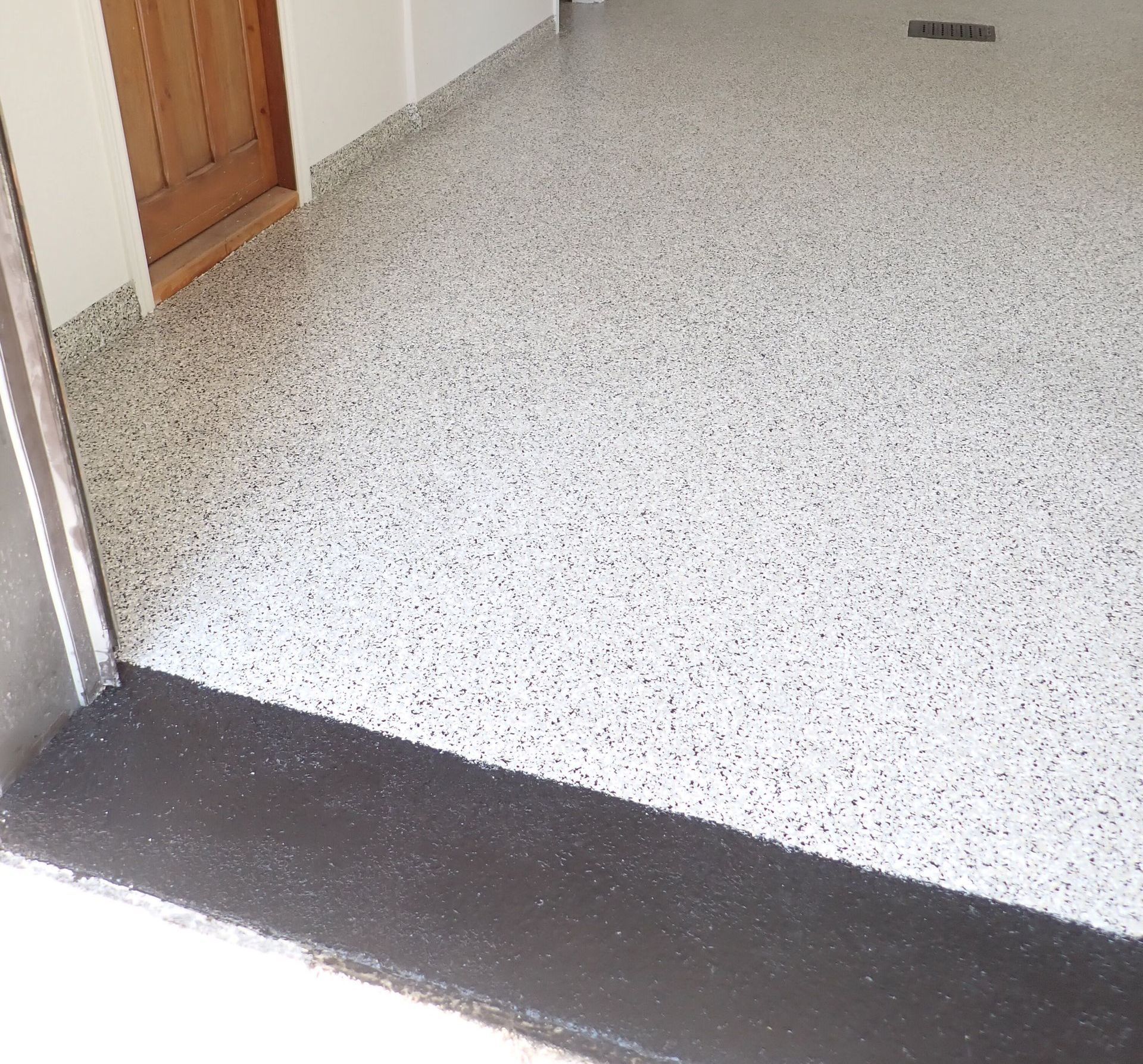 Un sol blanc et noir avec une bordure noire