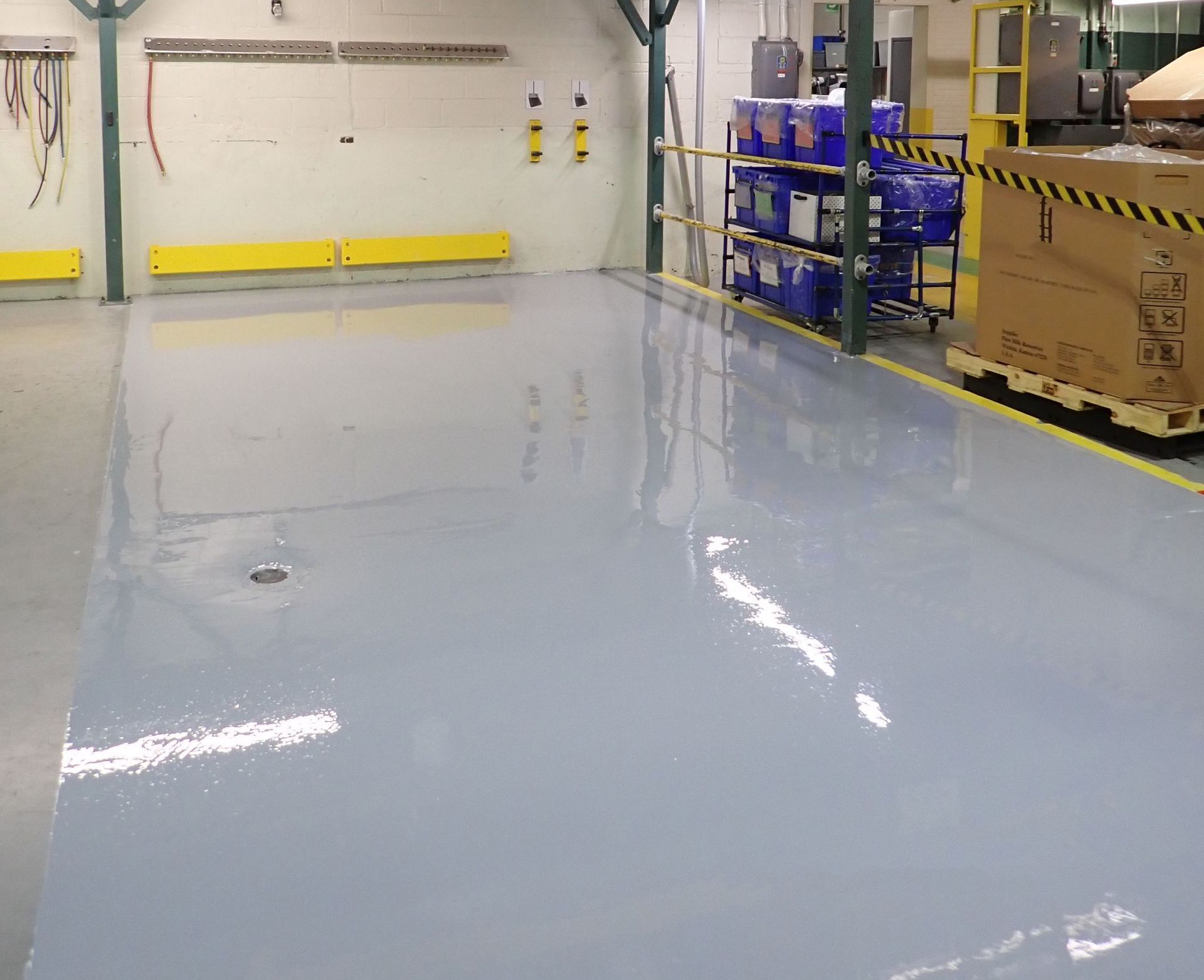 Un entrepôt avec un sol gris et une boîte sur laquelle est écrit « a »