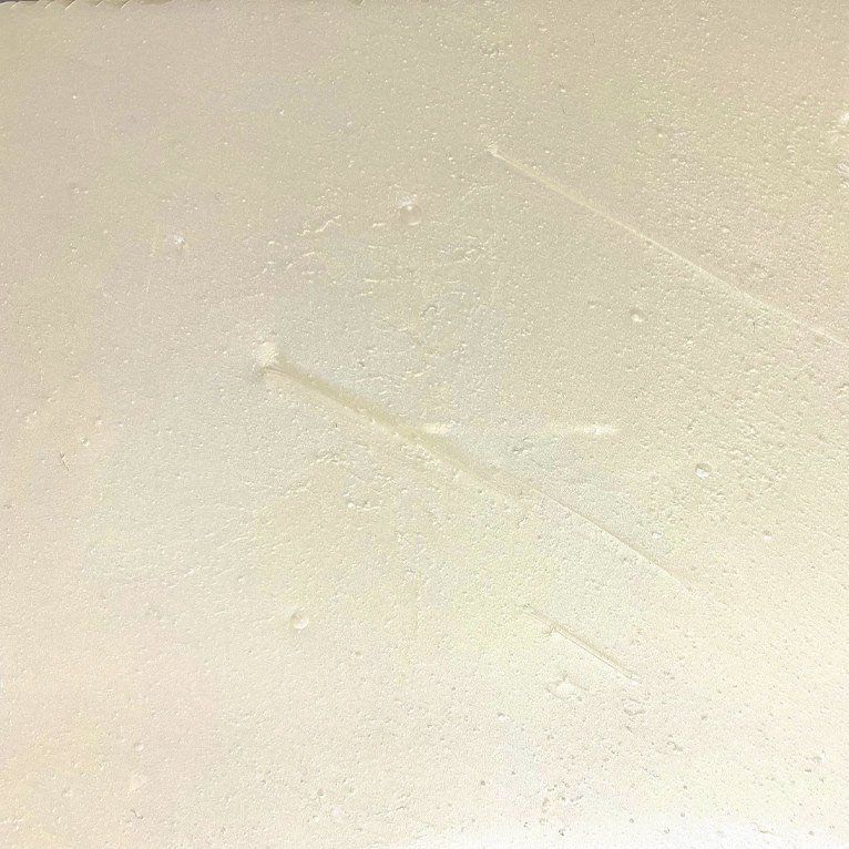 Un gros plan d'une surface blanche avec quelques lignes dessus.