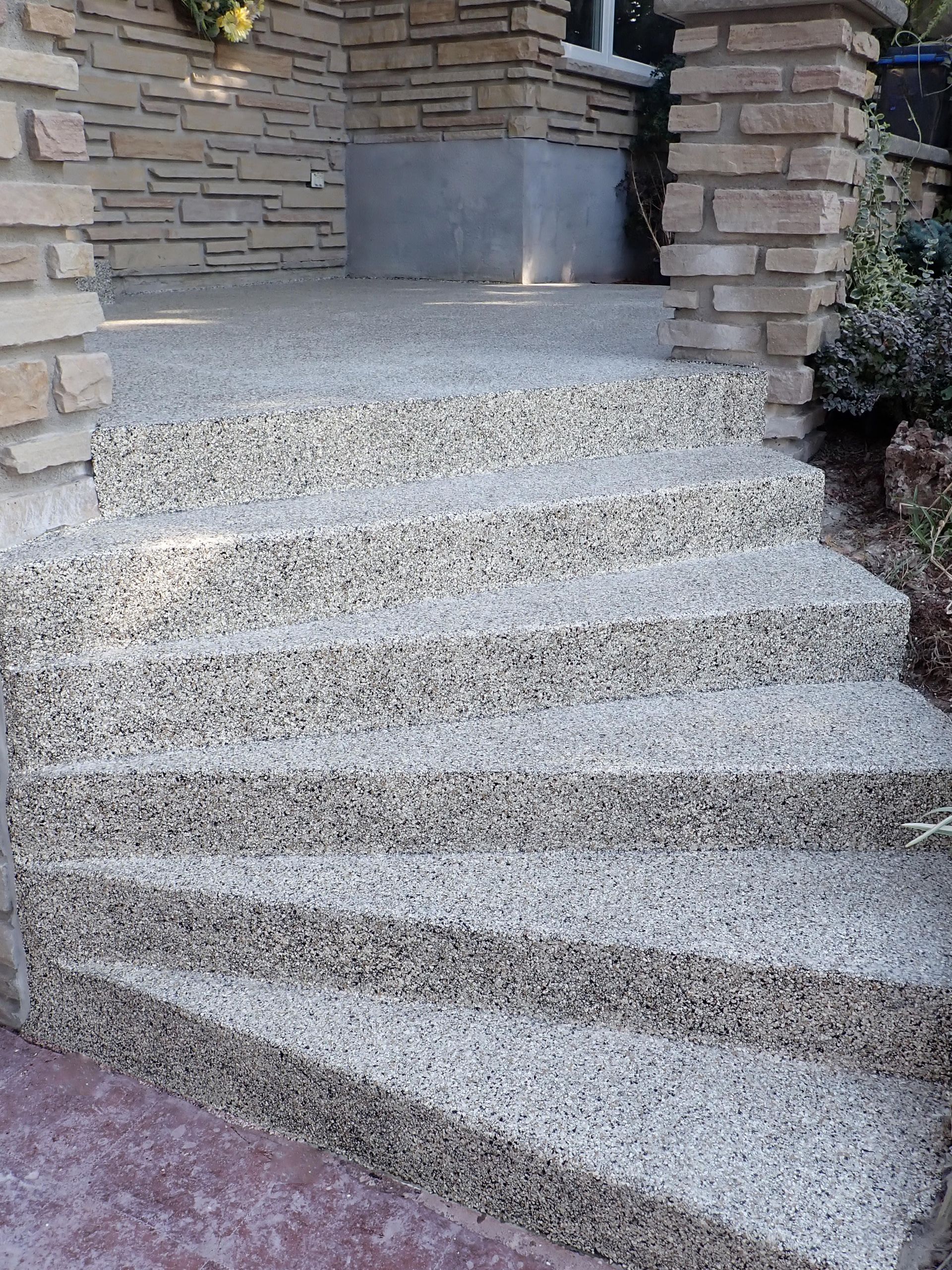 Un ensemble d'escaliers menant à un bâtiment en briques.