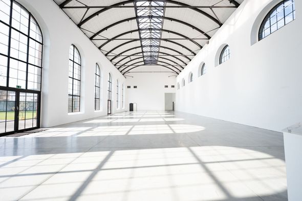Ein großer leerer Raum mit vielen Fenstern und gewölbten Decken