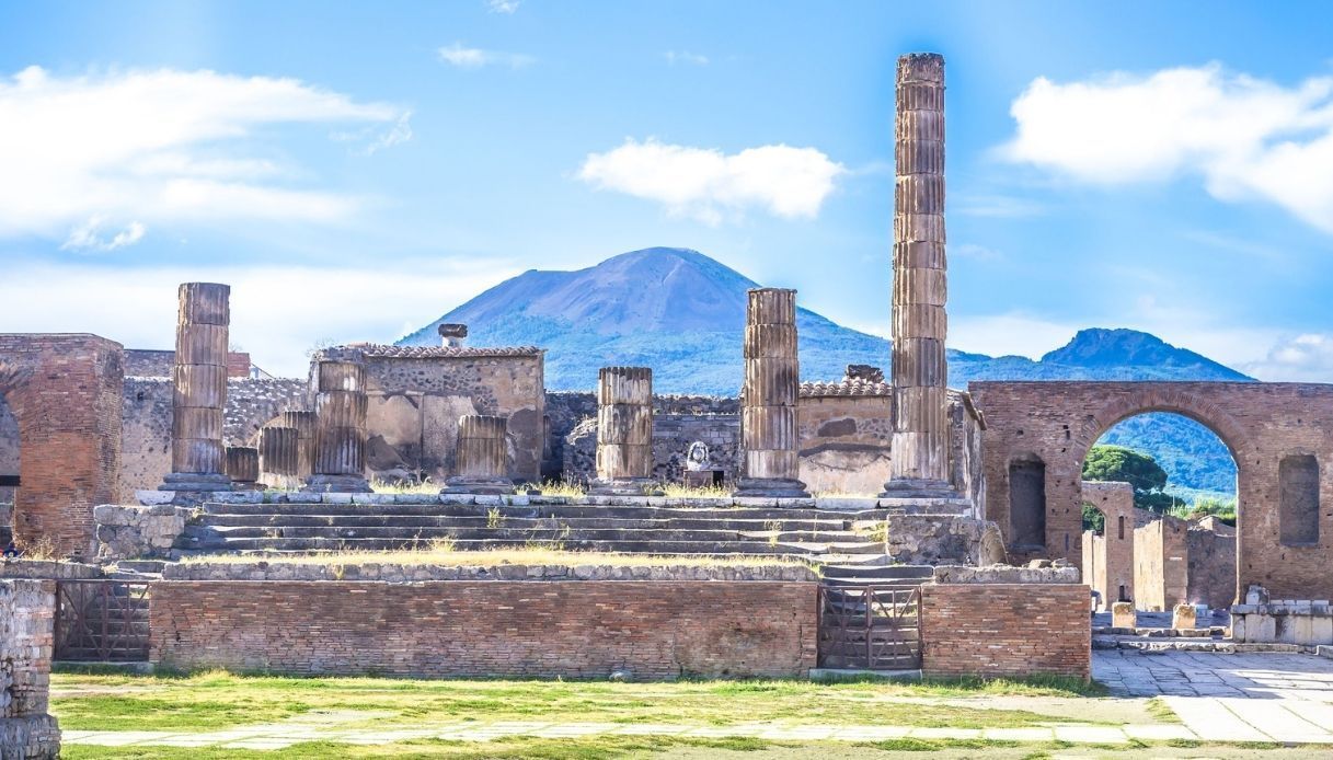 Ancient Pompeii ruins with Mount Vesuvius in the backdrop, perfect for historical tours and culinary experiences in Italy