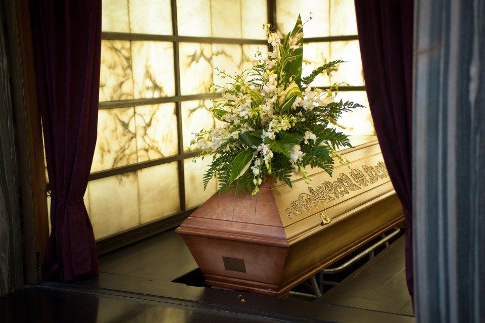 cofano funebre in una camera ardente