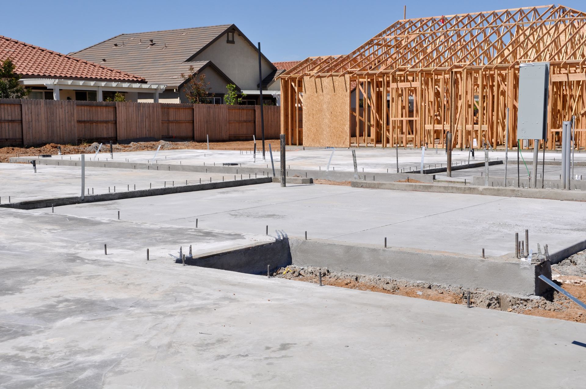 Une maison en construction avec un sol en béton