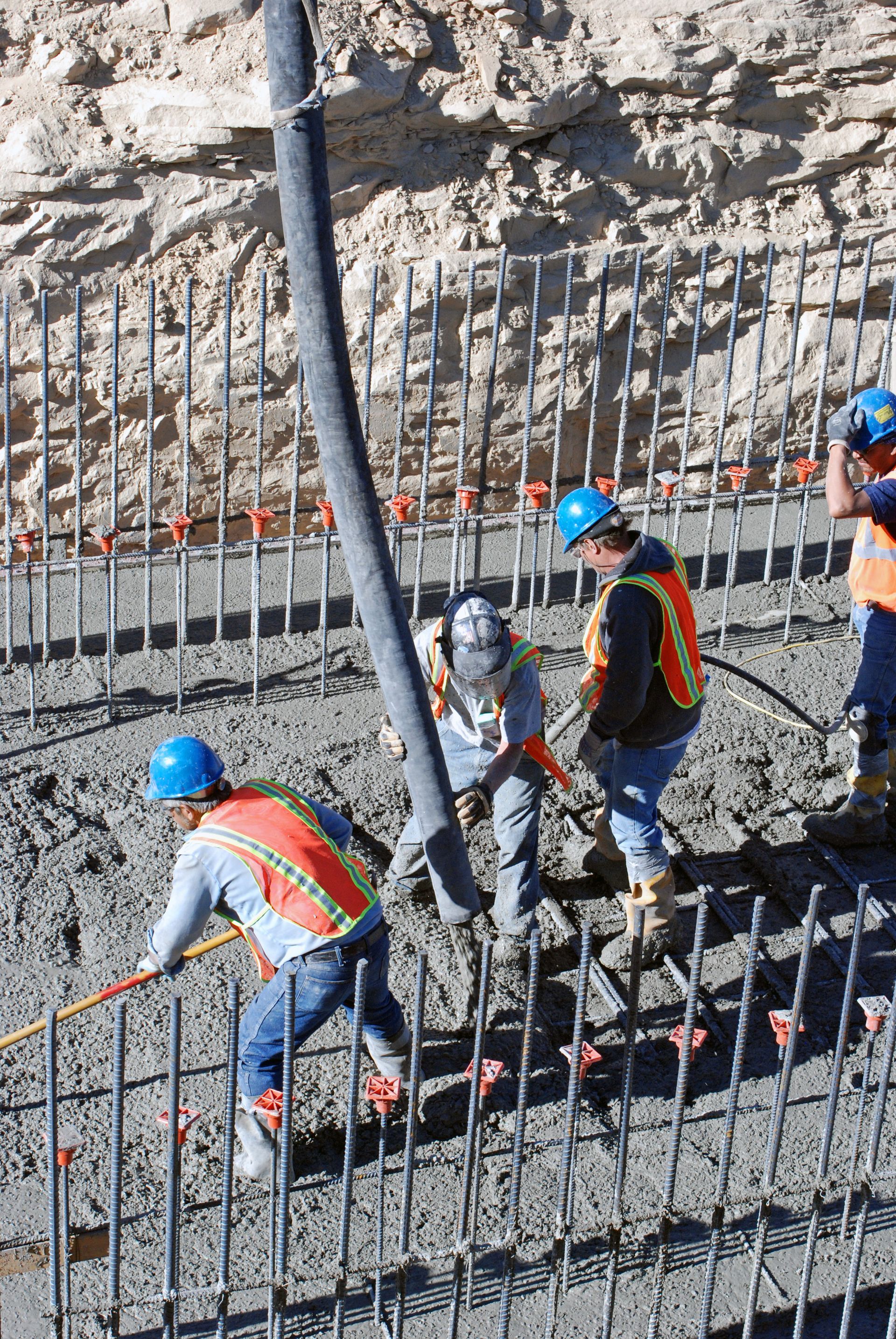 Un groupe d'ouvriers du bâtiment travaille sur un chantier de construction.