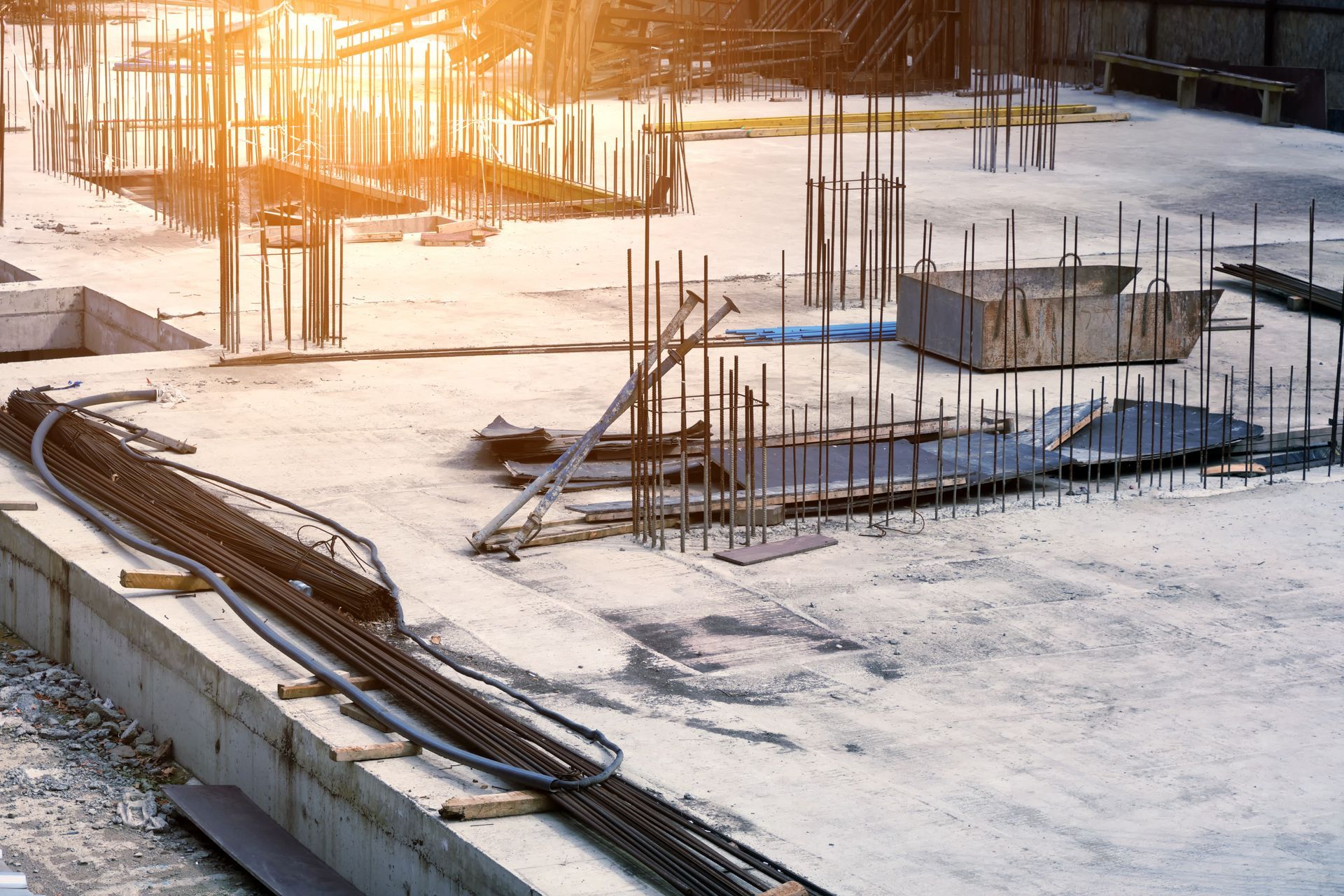 Un chantier avec beaucoup de barres d'acier au sol.