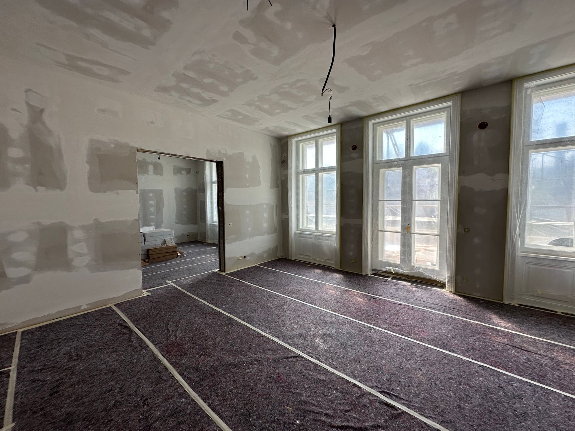 Innenraum wird mit Fenstern, Trockenbau, Isolierung und Türöffnung renoviert.