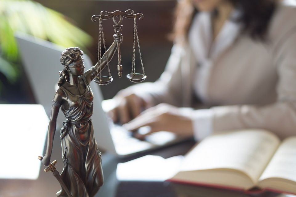 statua giustizia in studio legale