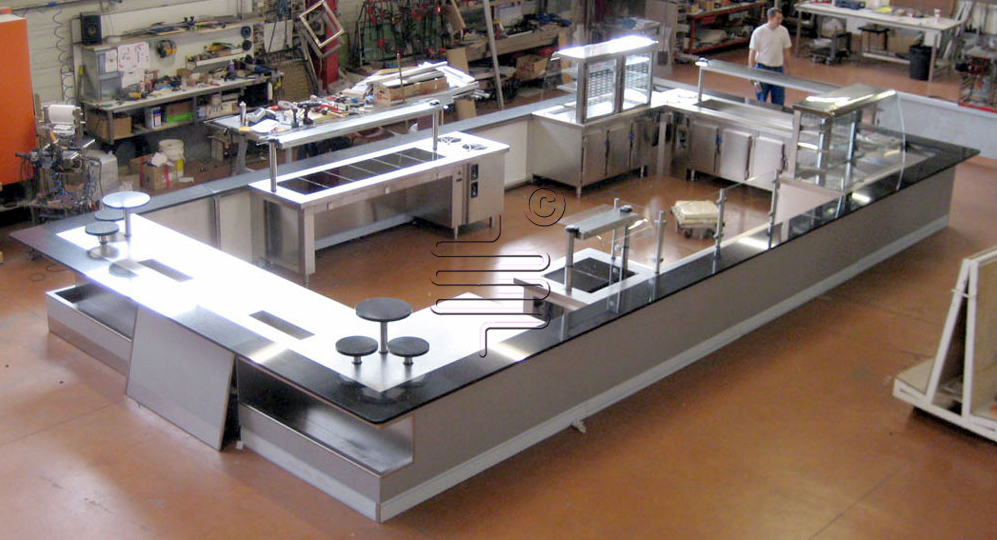 Une grande cuisine avec beaucoup d'appareils en acier inoxydable