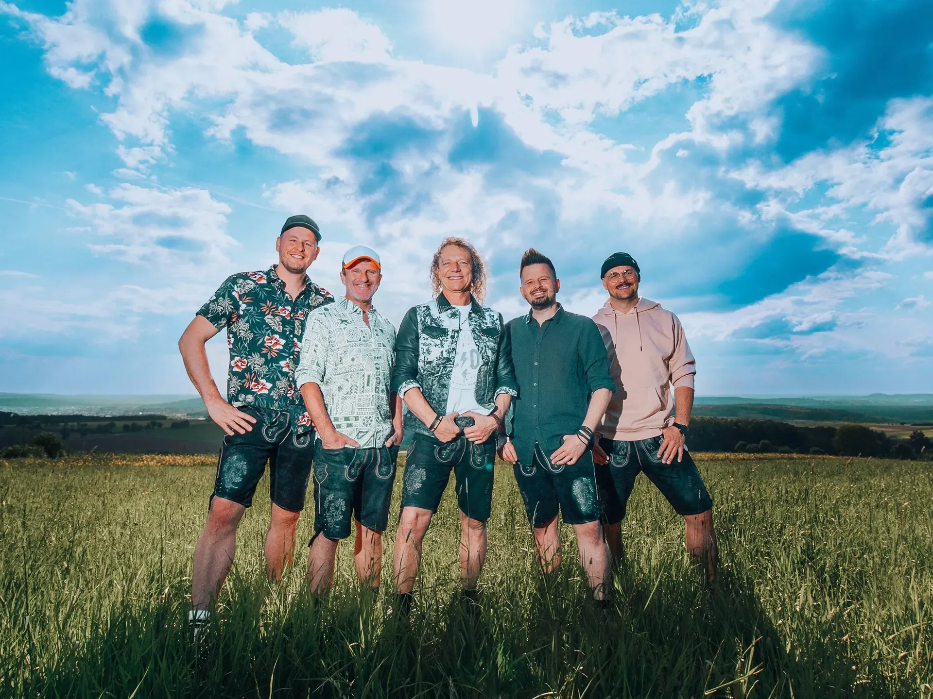 Gruppenbild von Troglauer auf einem Feld.