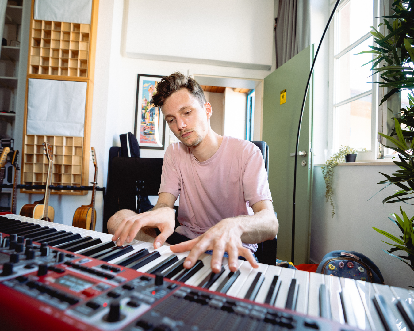 Ein Man spielt auf einem Keyboard.
