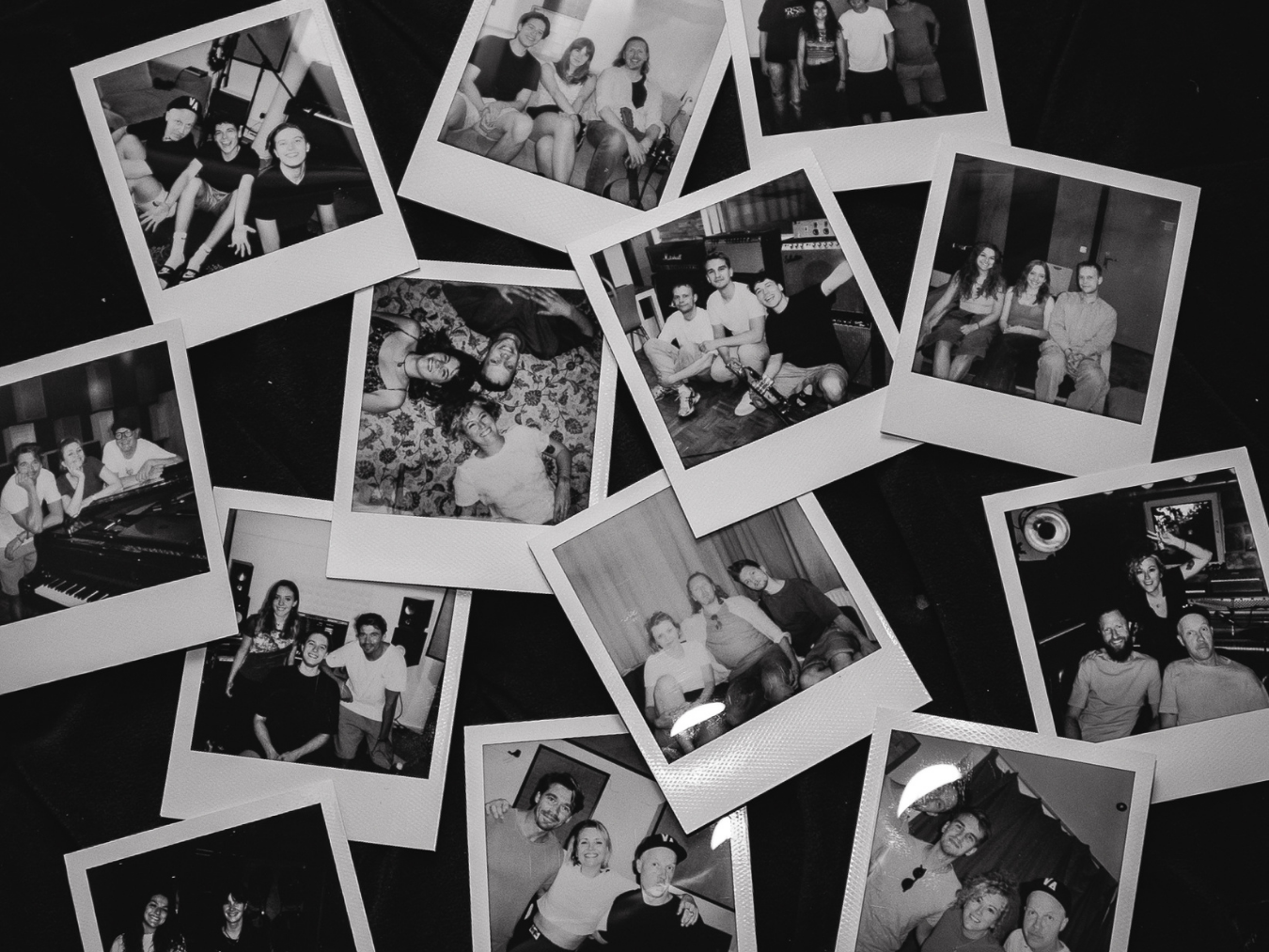 Fotoaufnahmen vom Welovemelodies-Camp als Polaroid-Ausdrucke.
