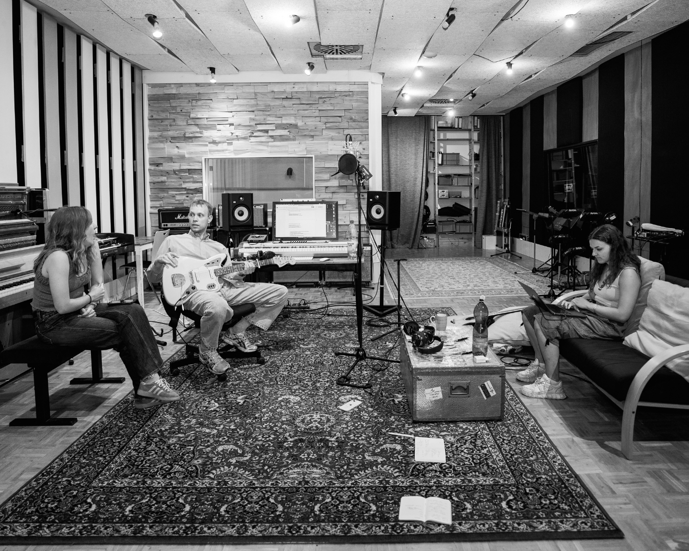 Eine Gruppe von Menschen bei einer Songwriting-Session in einem Tonstudio.