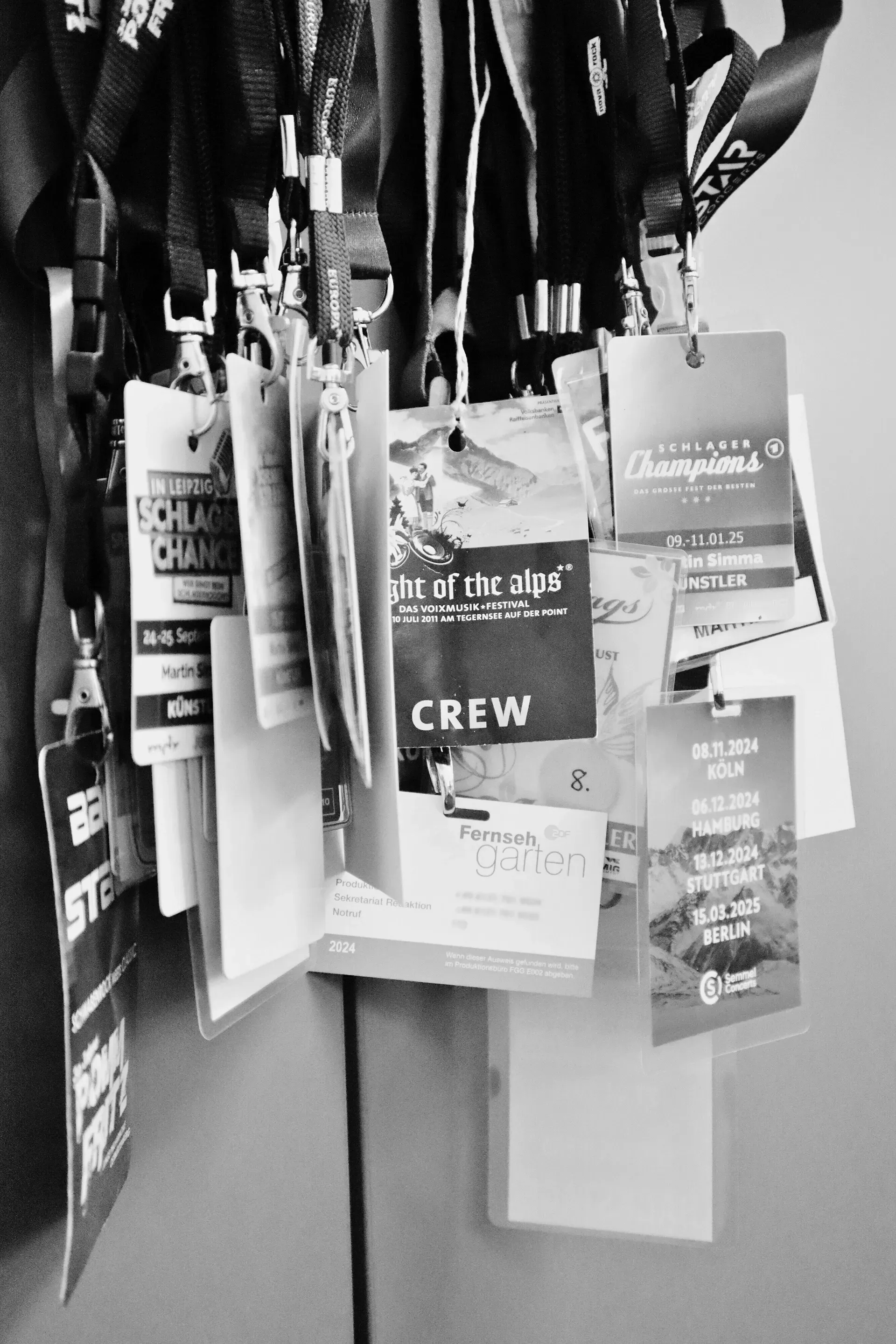 Einige Schlüsselbänder und Backstage Pässe hängen auf einem Haufen