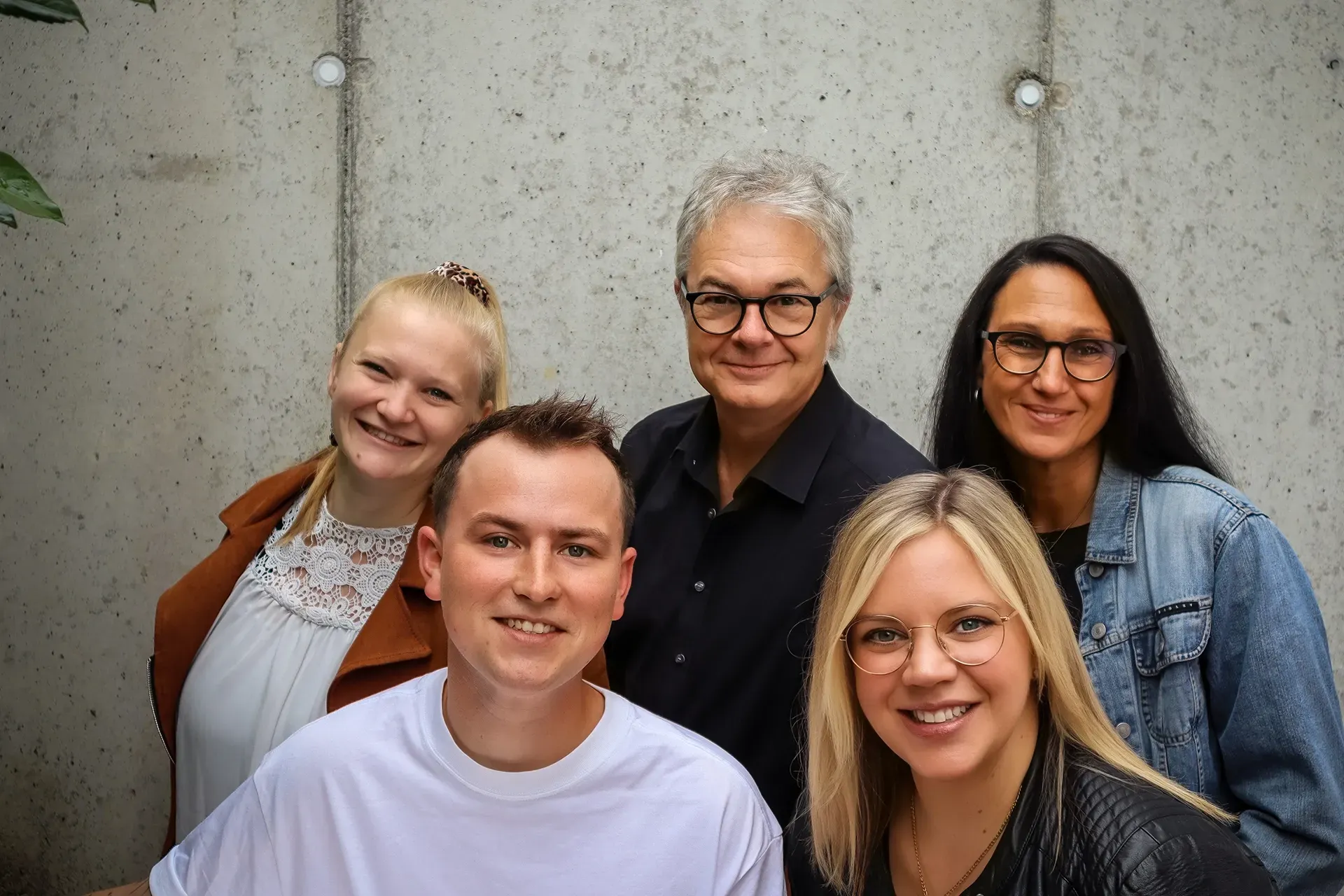 Eine Gruppe von Menschen posiert gemeinsam für ein Foto.