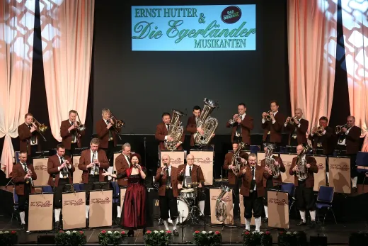 Eine Blaskapelle spielt auf einer Bühne