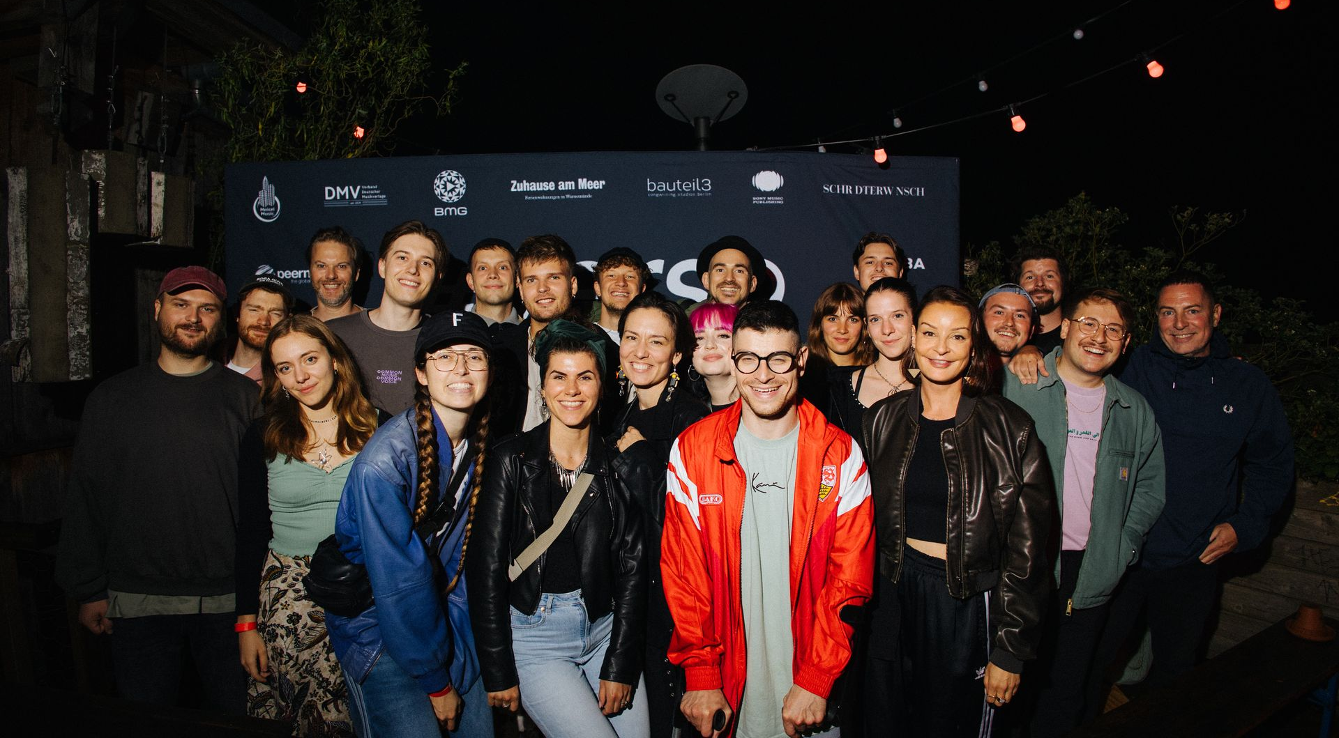 Gruppenfoto der Teilnehmenden des Songcamps auf der VERSO Sommerparty.