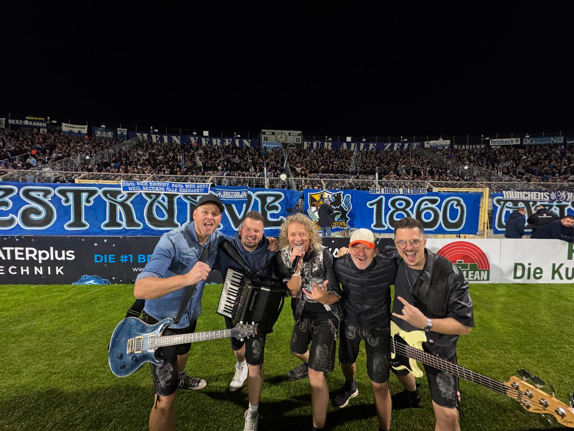 Die Troglauer im Stadion vor den Löwen-Fans