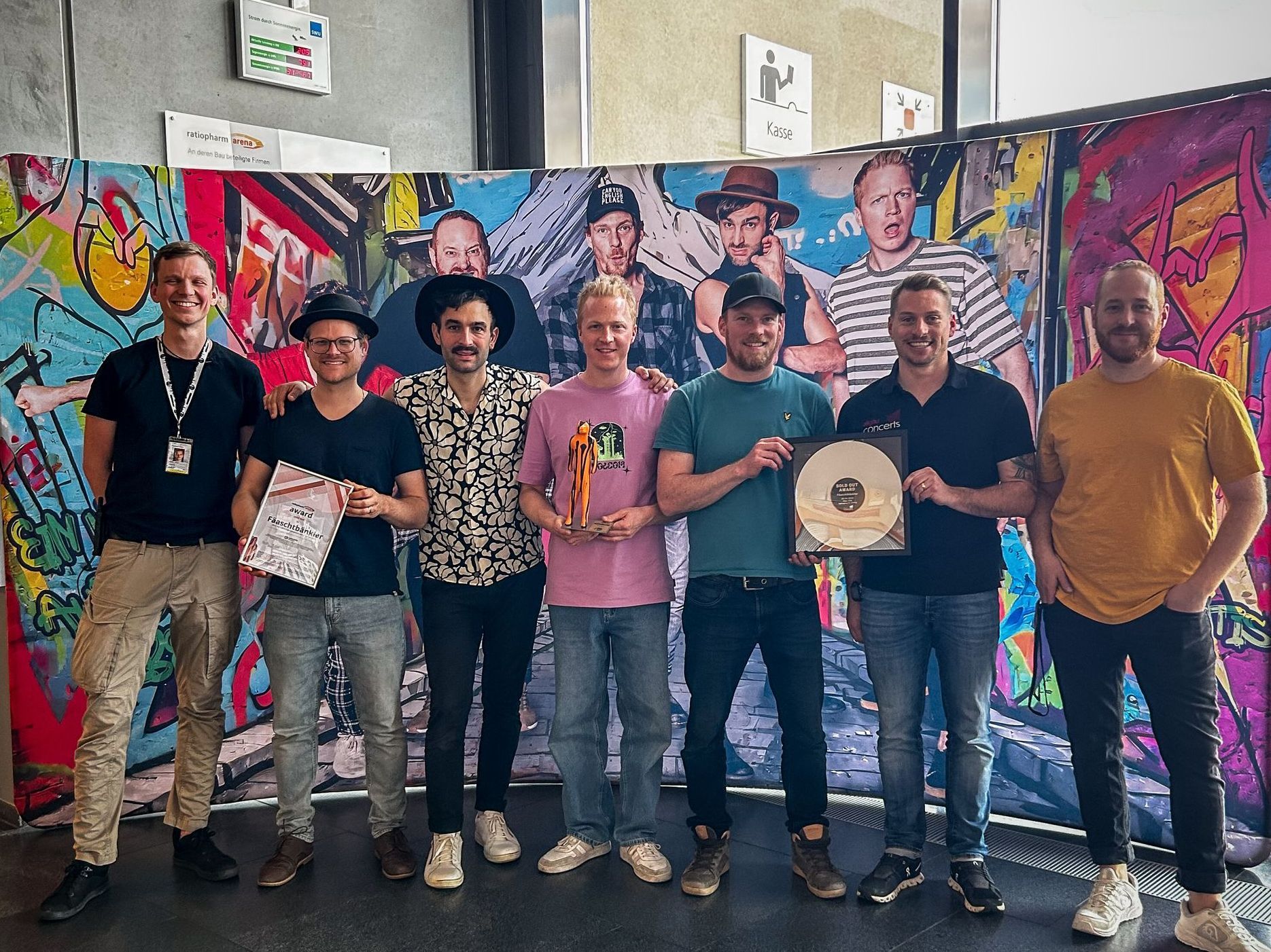 Gruppenbild der Band Fäaschtbänkler mit Auszeichnung in den Händen.