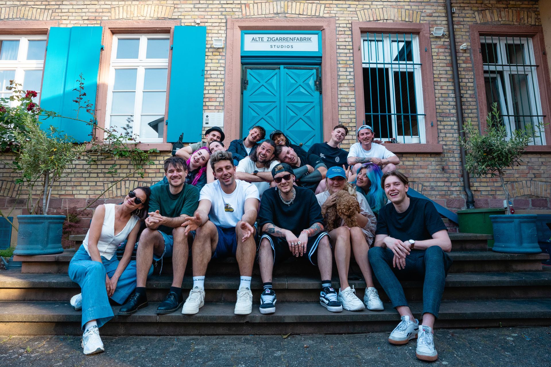 Ein Gruppenfoto der Teilnehmer:innen des IRGENDWAS MIT POP CAMPS.