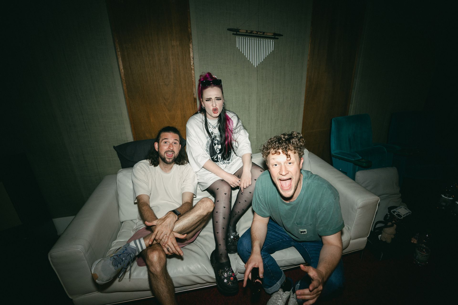 Eine Frau sitzt in einem Aufnahmestudio auf einem Stuhl.