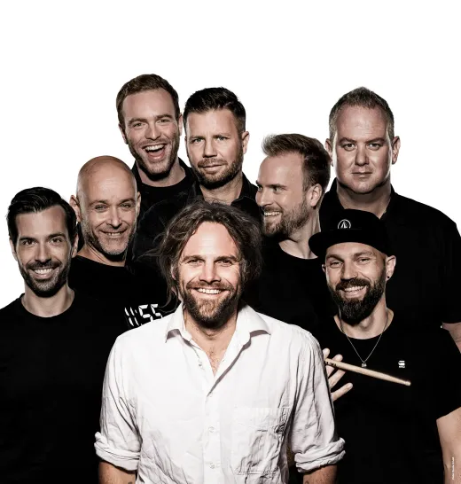 Eine Gruppe von Männern posiert gemeinsam für ein Foto.