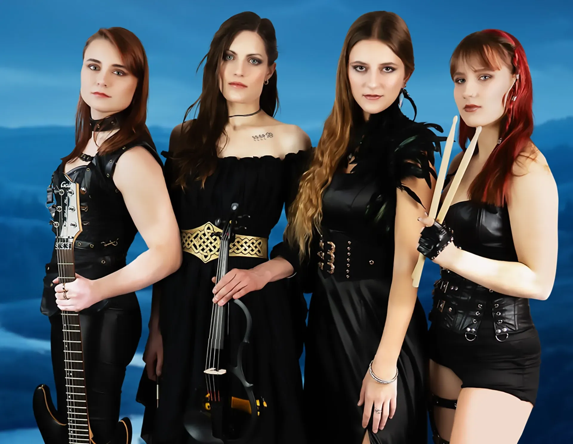 Eine Gruppe von Frauen, die nebeneinander stehen und Musikinstrumente halten