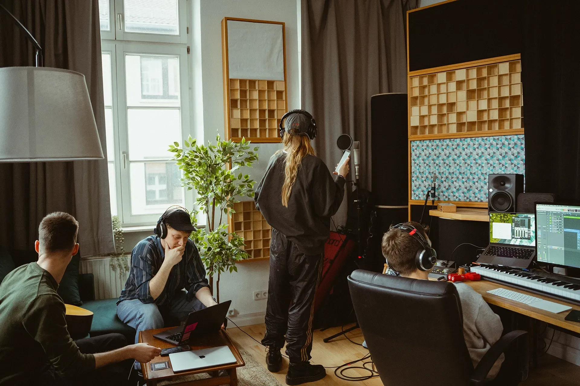 Eine Gruppe von Leuten nimmt in einem Aufnahmestudio ein Lied auf.